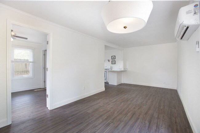 Building Photo - 1/1 Walk to downtown! $1300/month UTILITIE...