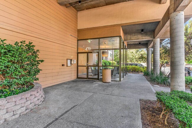 Foto del edificio - 470 N Civic Dr