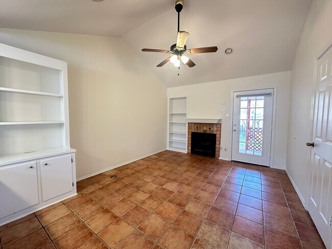 Foto del edificio - Cozy Townhome close to Mansfield Road....