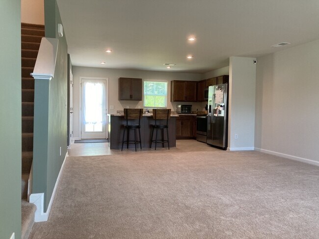 Building Photo - Lovely Home with Convenience