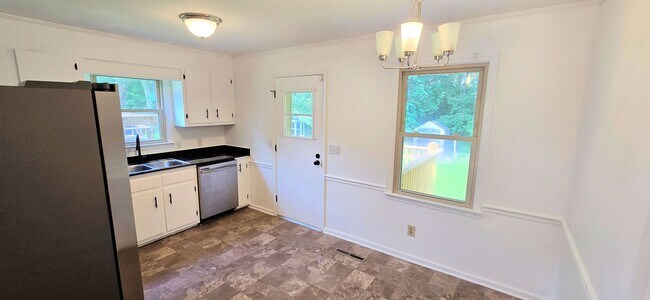 Foto del edificio - Cutest move-in ready brick ranch in Pfafft...