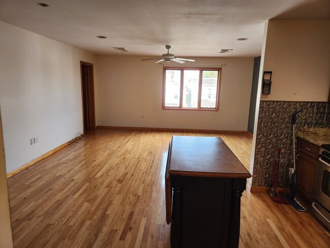 Building Photo - 38 E 43rd St