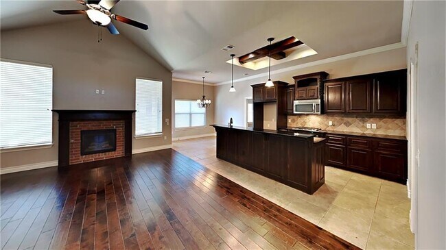 Foto del edificio - 15225 Western Vista Dr