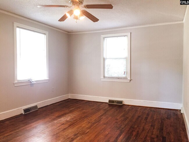 Building Photo - 810 Pembroke Ave