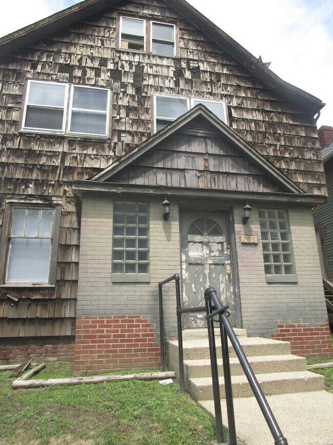 Building Photo - 706 E Jackson St