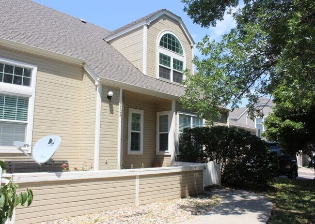 Foto del edificio - Gorgeous 2 Story End Unit in Lakewood!