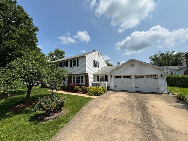 Building Photo - Stunning 4 Bed 2.5 Bath Home With A Spacio...