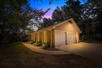 Building Photo - 576 Sun Valley Rd
