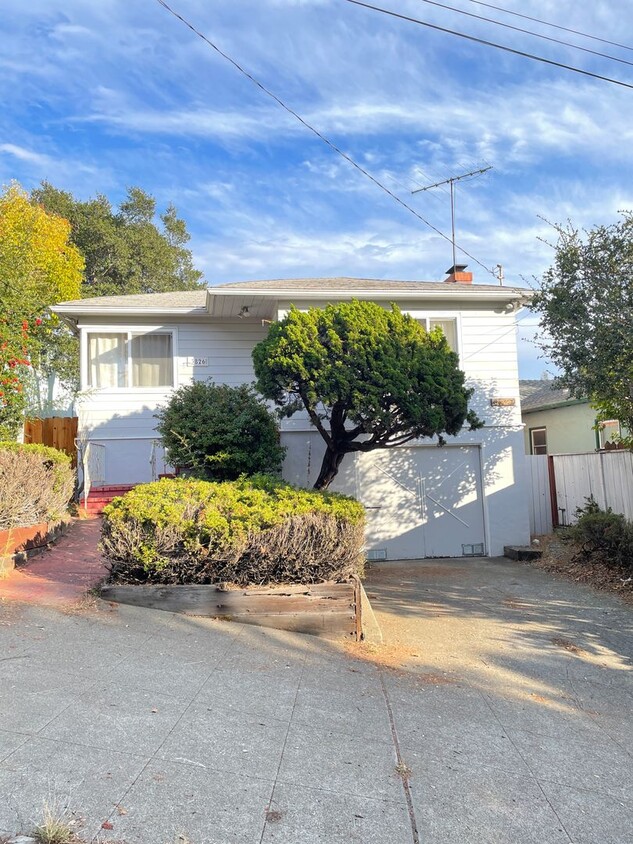 Primary Photo - COMING SOON NOW NICE HOUSE IN GLENVIEW DIS...