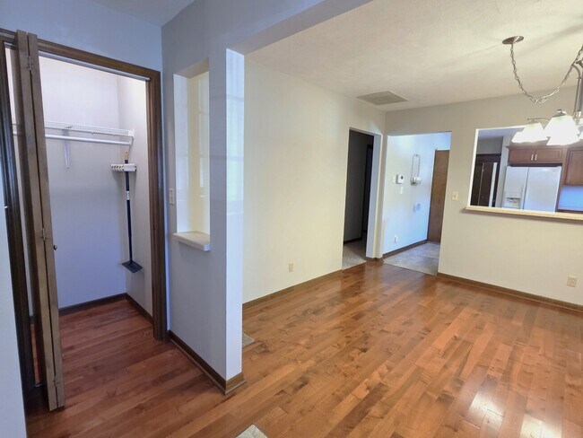 Foto del edificio - 2510 Raleigh Rd