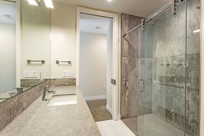 Building Photo - Beautiful 2 bedroom in SOMA with Private P...