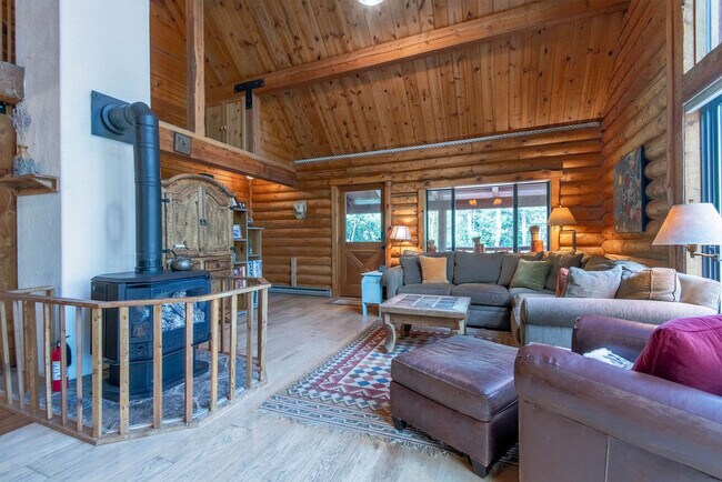 Foto del edificio - 7204 Pine Tree Rd