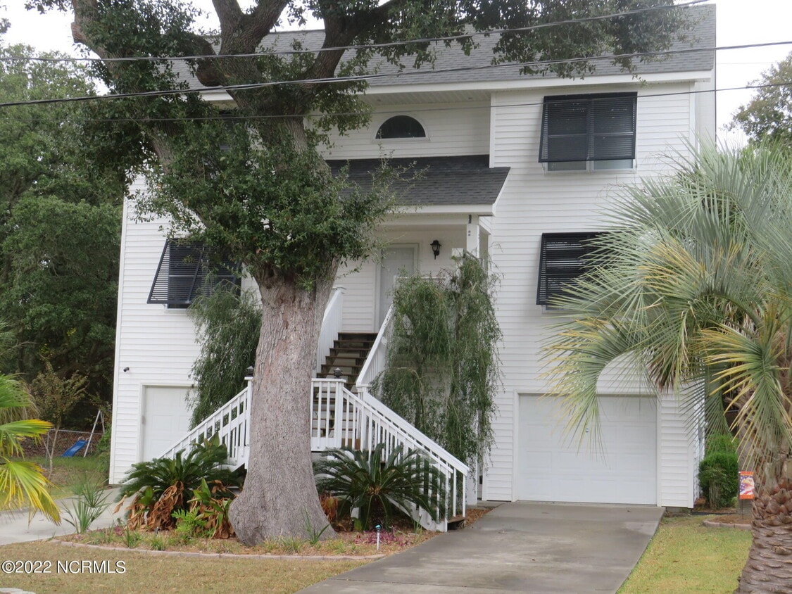 8626 Reed Dr, Emerald Isle, NC 28594 House for Rent in Emerald Isle