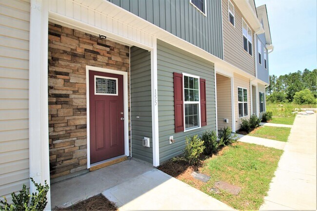 Building Photo - 2 BR/ 2.5 Bath Townhome located in The Tow...