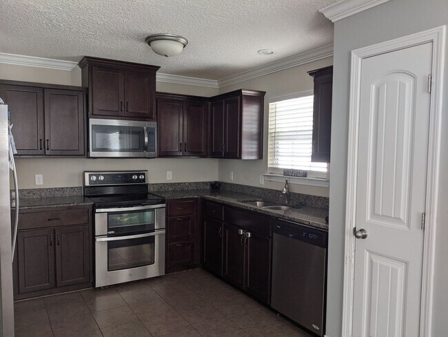 Building Photo - Available June 1st!!! $1750 a month!!!
