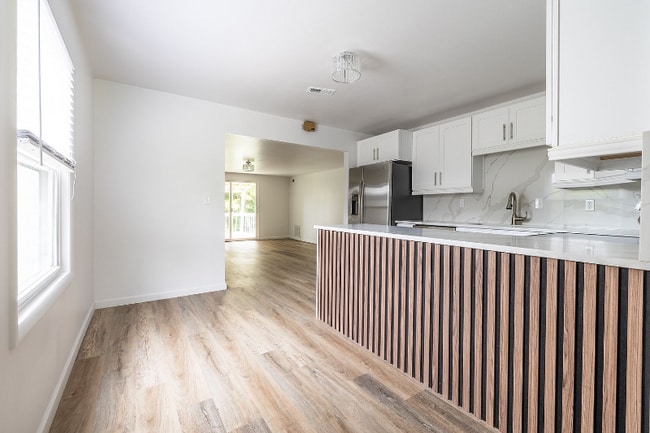 Building Photo - 199 Sunset Dr S