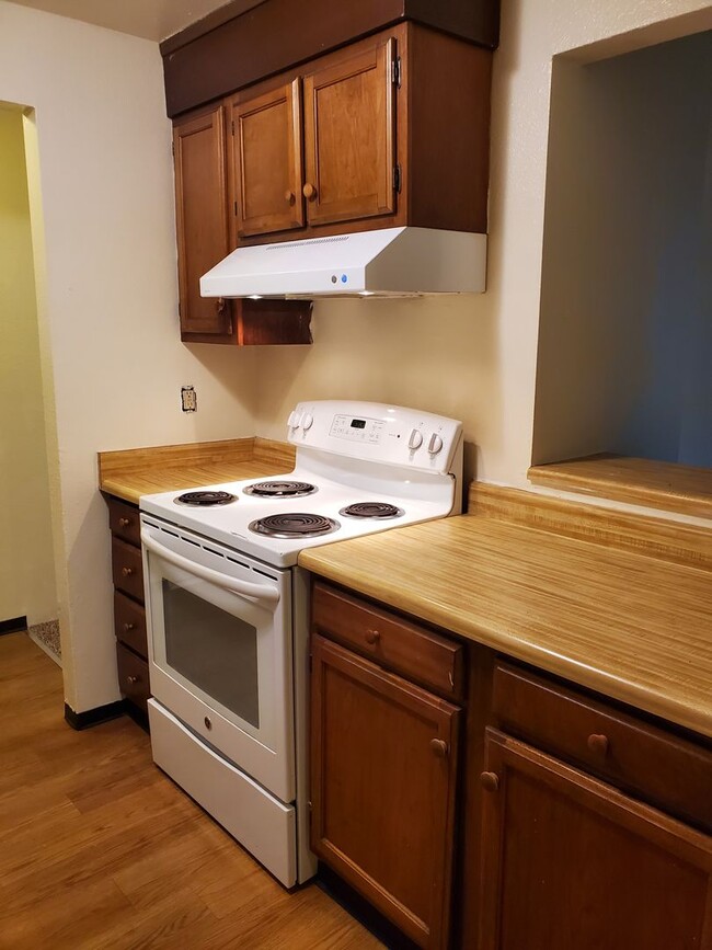 Building Photo - 2 bedroom 1 bath Lower Level Apartment in ...