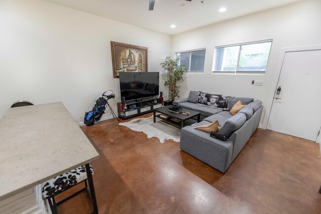 Building Photo - Modern Living in East Austin – Prime Locat...