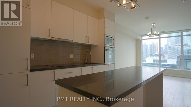 Building Photo - 27 Bathurst St