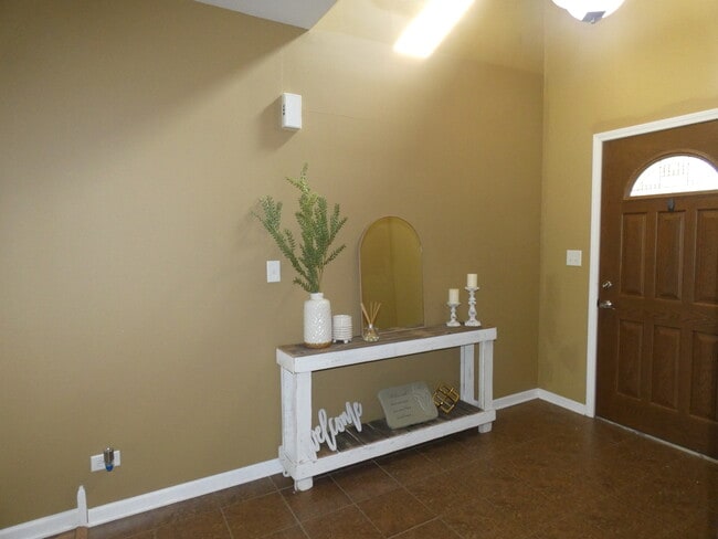 Building Photo - 653 N Edgemere Dr
