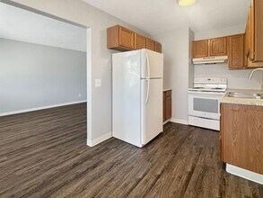 Building Photo - 533 W 20th St