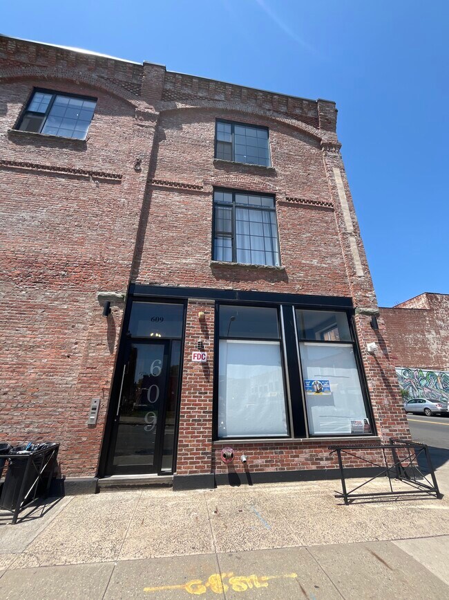 Foto del edificio - 600 Communipaw Ave