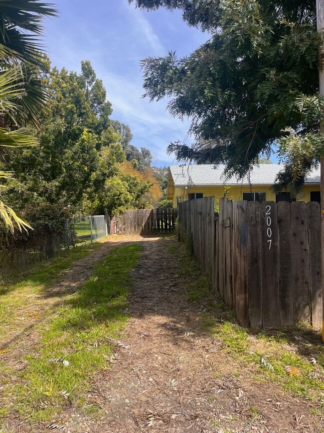 Building Photo - Beautiful Fallbrook duplex with 2 bedrooms...