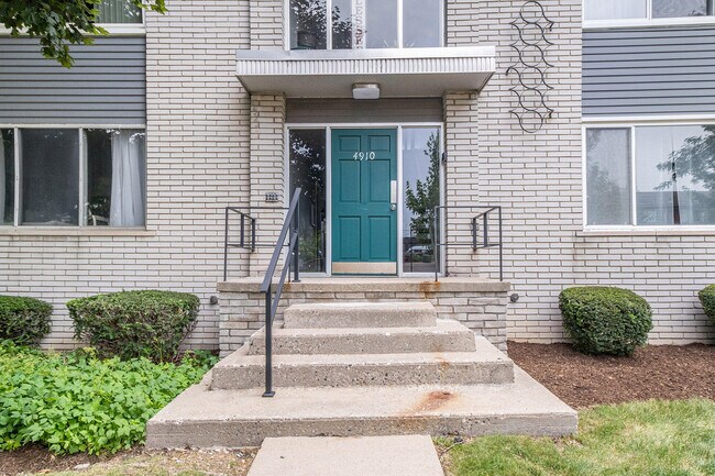 Foto del edificio - 4910 Briarwood Ave