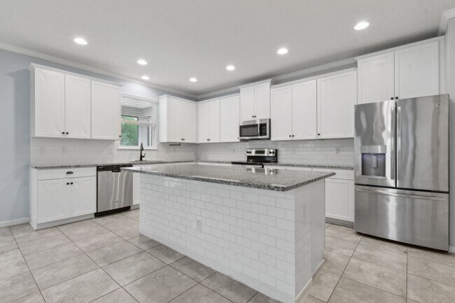 Foto del edificio - Spacious 4-Bedroom Home in Amelia Walk wit...