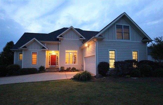 Building Photo - 1400 Falcons Dr