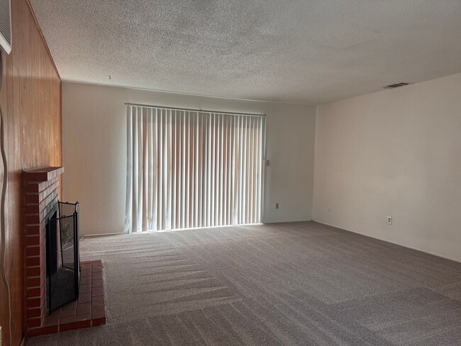 Foto del edificio - 3BR 1BA w/ 2 Car Garage + Fenced Yard in West Sacramento