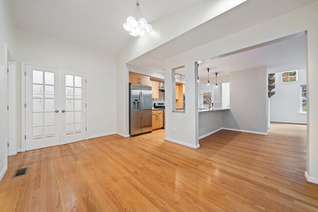 Building Photo - Gorgeous Renovated 3 BD/2.5 Bath+Bonus Roo...