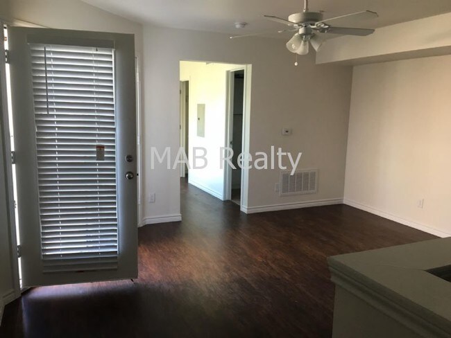 Foto del edificio - 9815 Walnut