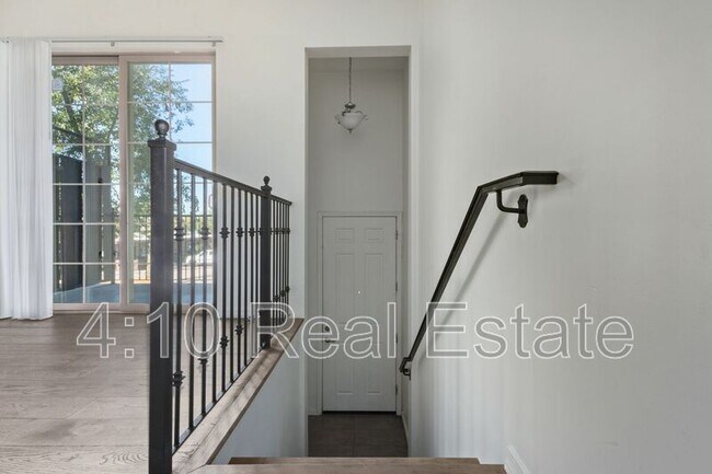 Foto del edificio - 421 W 6th St