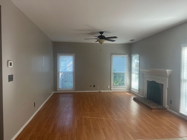 Building Photo - This spacious 4-bedroom, 2.5-bathroom resi...