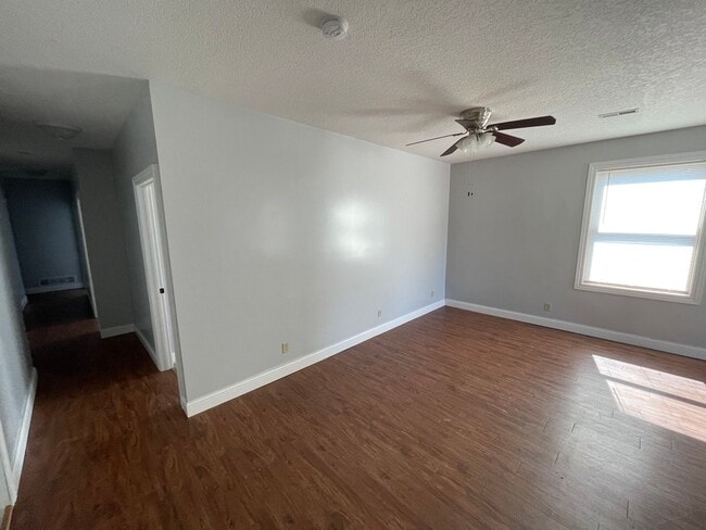 Building Photo - Spacious 3-bedroom, 2-bathroom duplex loca...