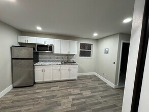 Building Photo - 315 NW 8th Ave