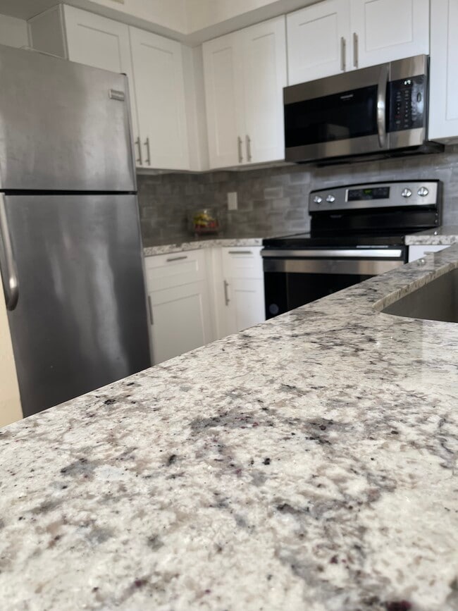Building Photo - 10855 Meadowglen Ln