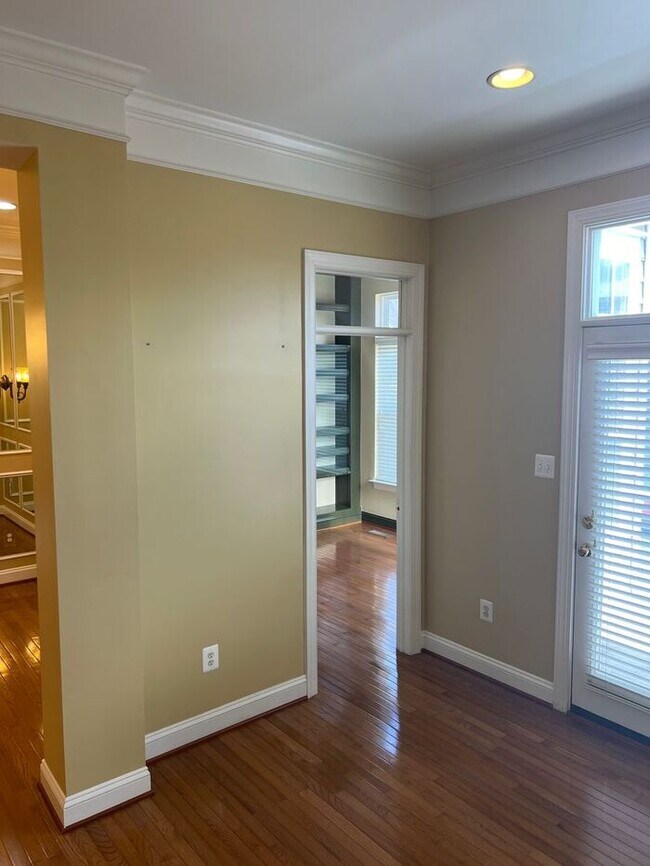 Building Photo - 8801 Mirror Lake Way