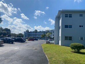 Building Photo - 2223 Park Ln