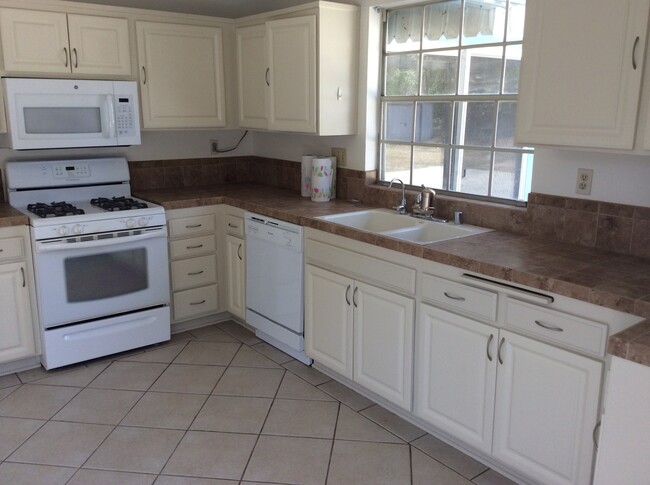 Building Photo - East Ventura spacious 4 bedrooms with one ...