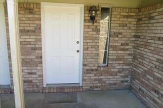 Building Photo - 1842 Whispering Oaks Ln