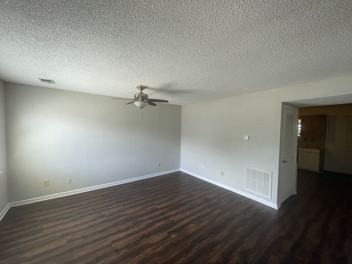 Primary Photo - Spacious home with private parking and lau...