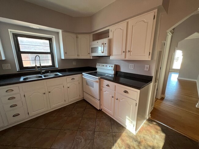 Building Photo - Cute Three Bedroom Home Available in South City!