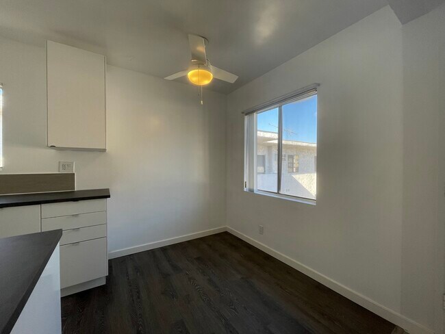 Dinette - 3721 Delmas Ter