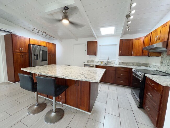 Building Photo - Pacific Palisades - 4 bed, 1.5 bath Single...