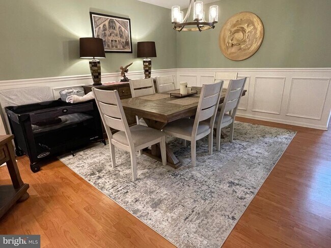 Foto del edificio - 404 Summerhill Ct