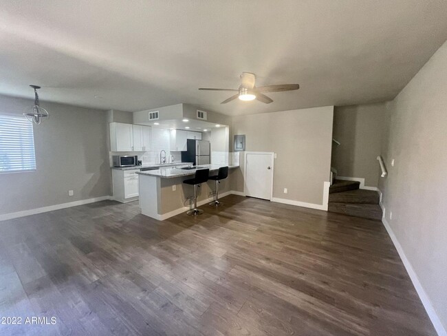 Building Photo - Remodeled 2bedroom 1 bath condo close to e...