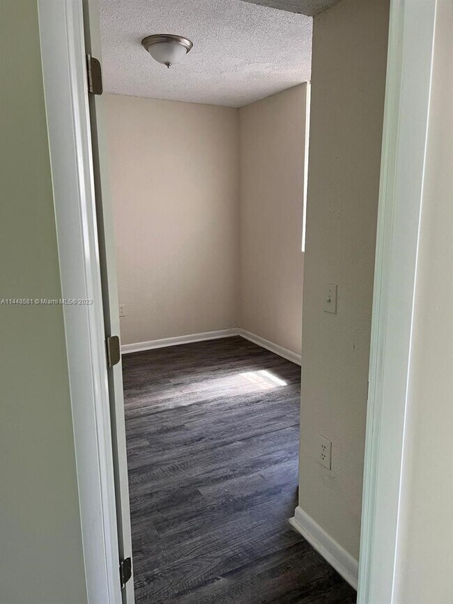 Foto del edificio - 1235 NW 103rd Ln