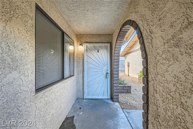 Building Photo - 5913 Smoke Ranch Rd